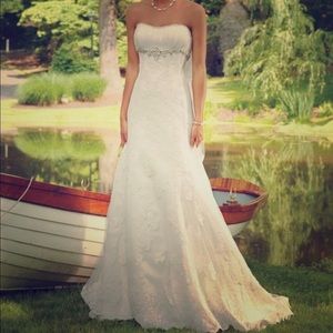 Kathy Ireland Wedding gown size 8 ivory NWOT